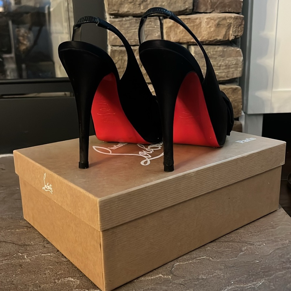 Christian Louboutin satin bow heels. Gorgeous. Size 40.